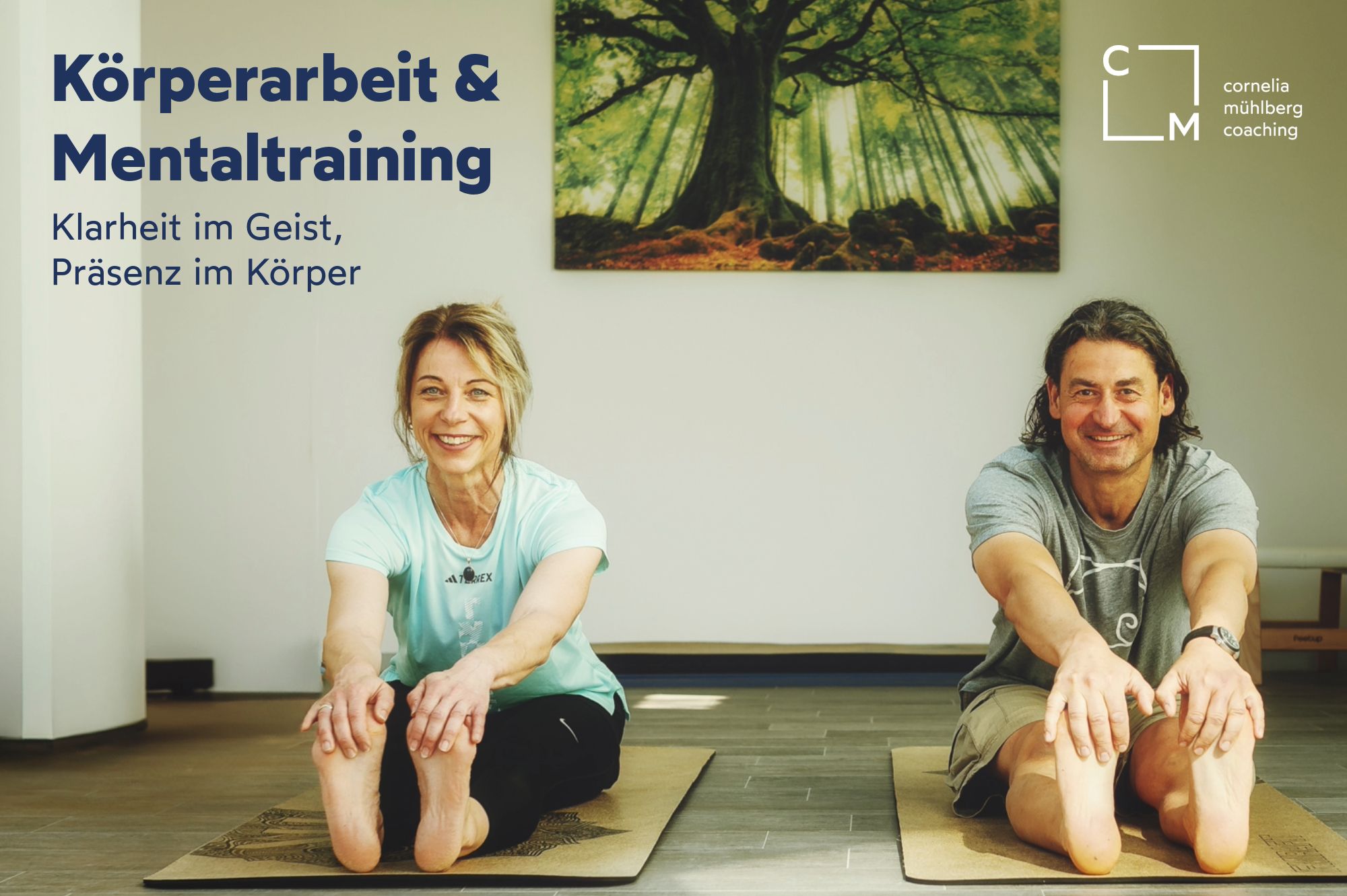 Zwei Menschen trainiern zusammen im Yogastudio