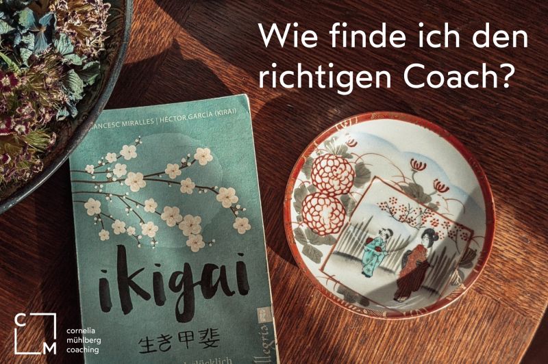 Ein Foto auf dem links das Buch mit dem Namen "Ikigai" zu sehen ist. Rechts daneben teht eine Untertasse mit japanischen design darauf. Darüber steht die Frage "Wie finde ich den richtigen Coach"