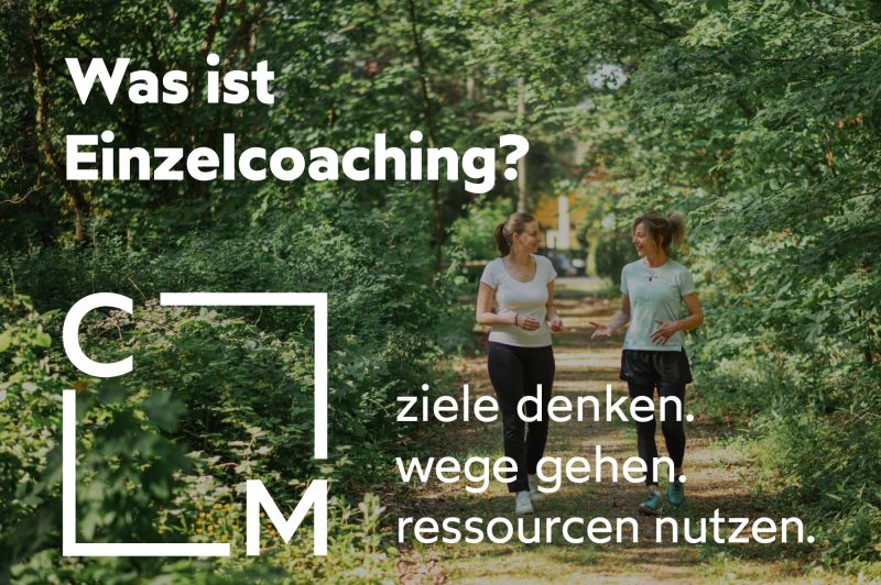 Zwei Personen unterhalten sich während des joggens durch durch die grüne Natur