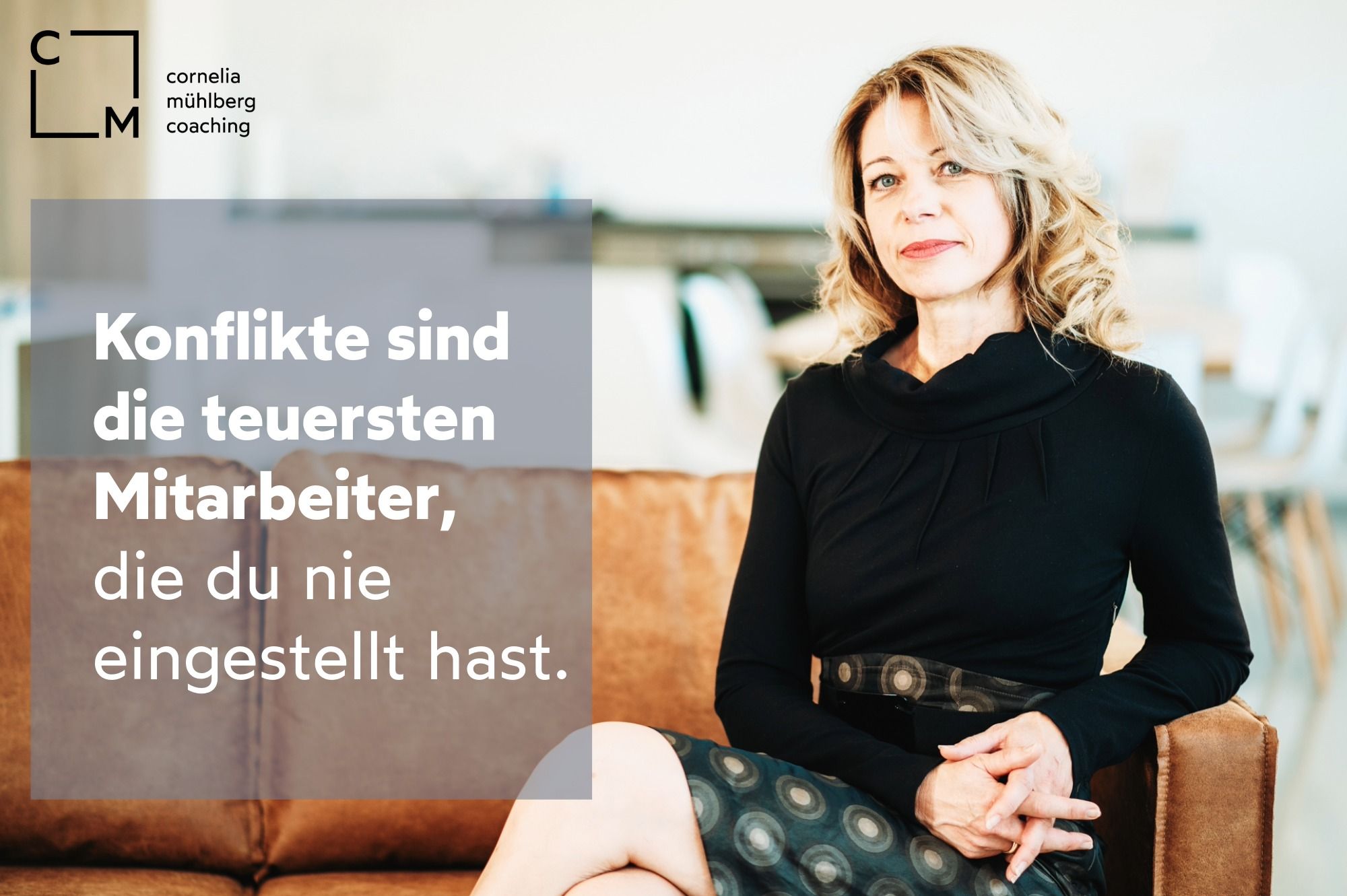 Links auf dem Bild ist der Text "Konflikte sind de teuersten Mitarbeiter, die du nie eingestellt hast." Daneben ist das Bild einer sitzenden Person die in die Kamera lächelt.