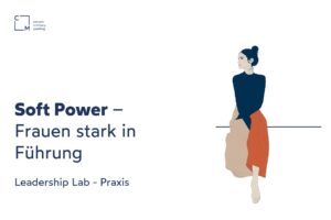 minimalistische Zeichnung einer Frau mit Dutt und blauen und orangenen Kleidung. Selbstbewusste Wirkung.<br />
Text rechts Soft Power- Frauen Stark in Führung.