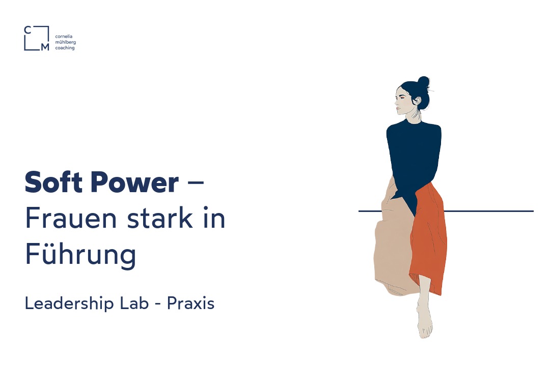 minimalistische Zeichnung einer Frau mit Dutt und blauen und orangenen Kleidung. Selbstbewusste Wirkung. Text rechts Soft Power- Frauen Stark in Führung.